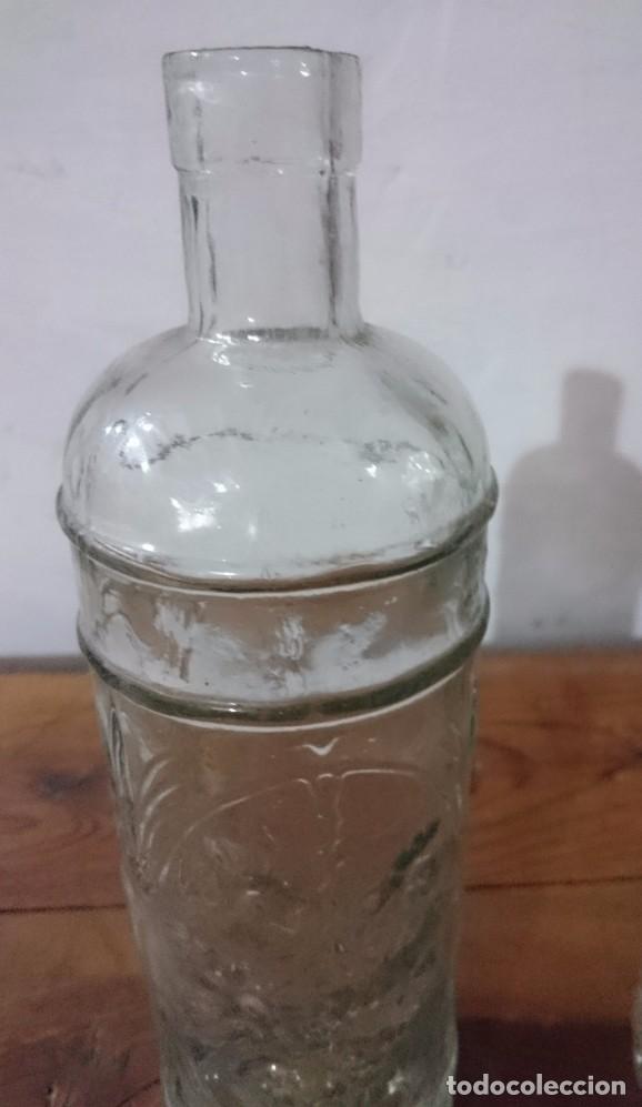 Antig&uuml;edades: botella con adornos en relieve - Foto 2