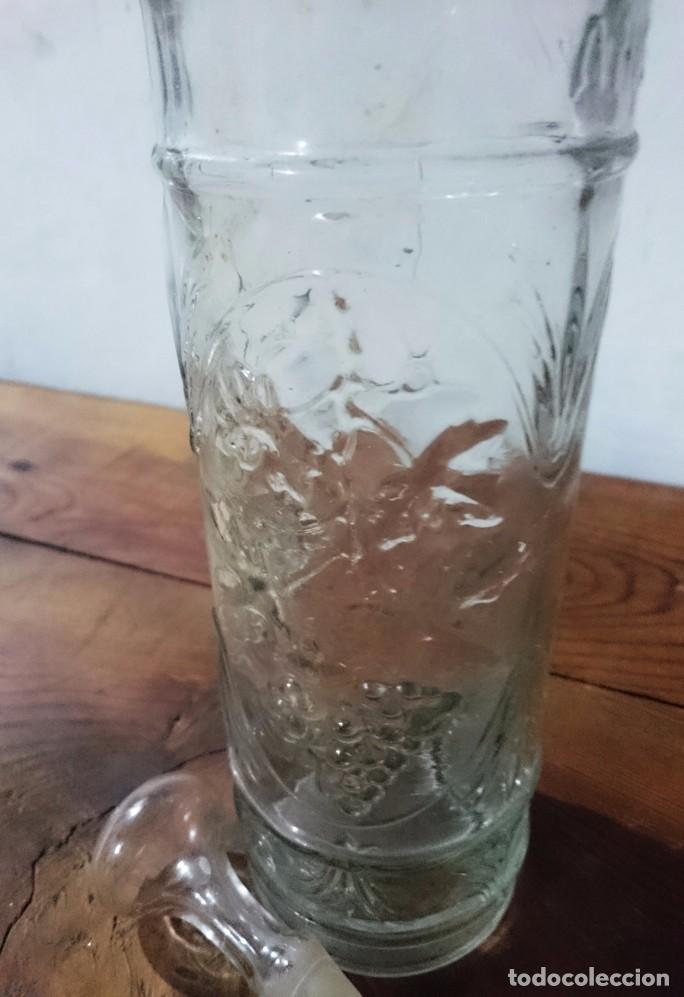 Antig&uuml;edades: botella con adornos en relieve - Foto 3