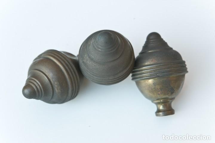 Oggetti Antichi: LOTE 3 COPAS O BORLAS, PARA CAMA, BARRA CORTINAS.....EN BRONCE. S.XIX