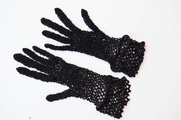 Antiguidades: Antiguos Guantes de negros calados y con encaje de Se&ntilde;ora.
