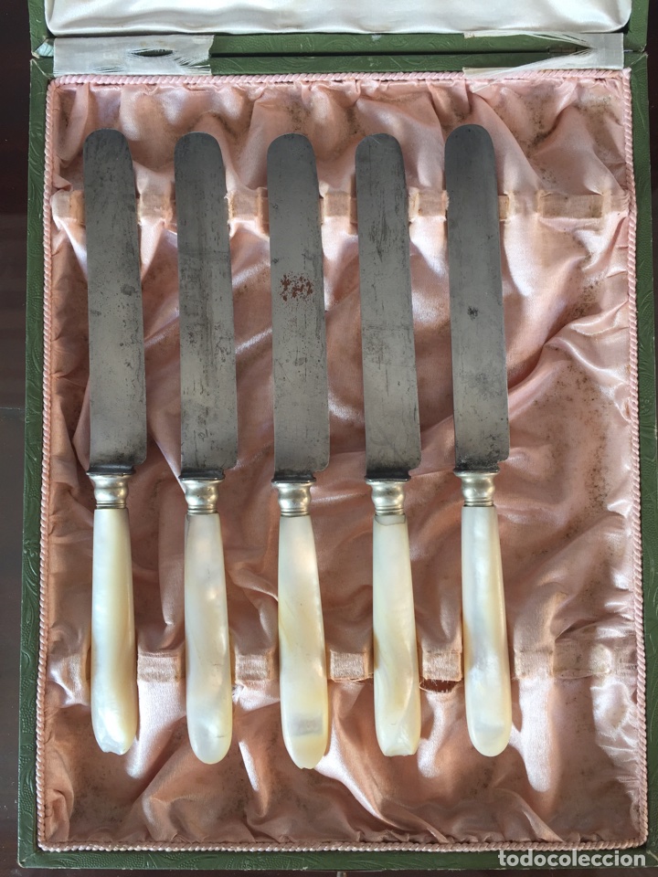 Antig&uuml;edades: Juego de 5 cuchillos con el mango de nacar - Foto 1