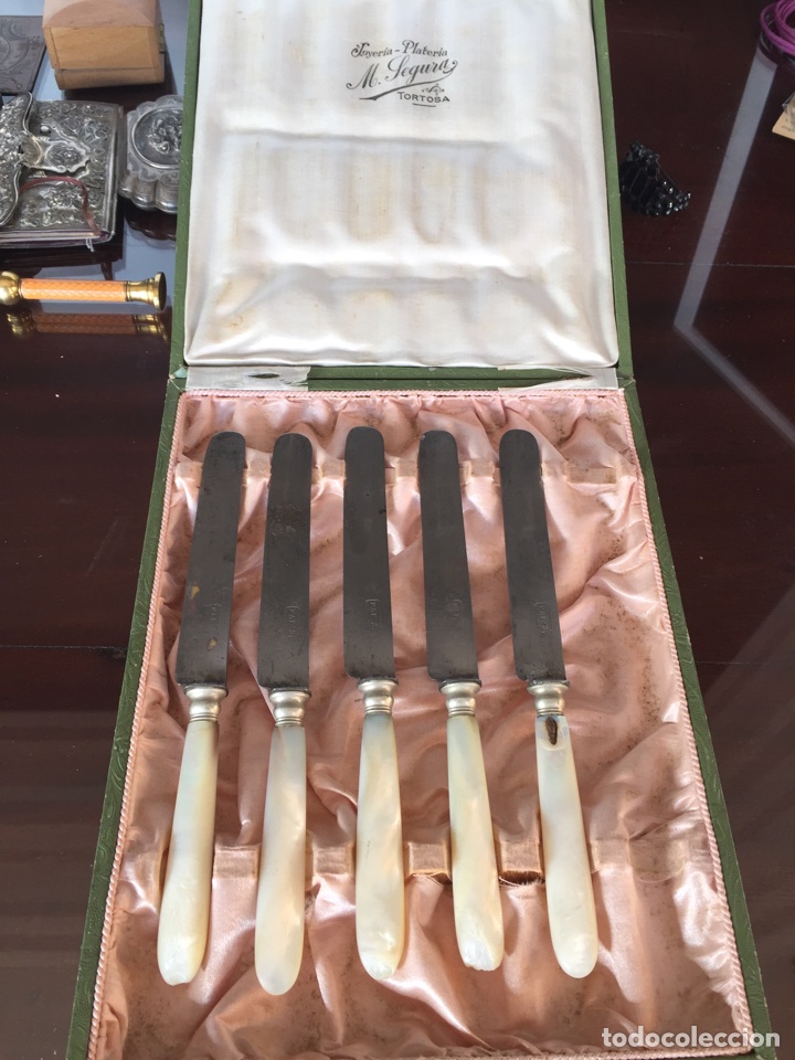 Antig&uuml;edades: Juego de 5 cuchillos con el mango de nacar - Foto 3
