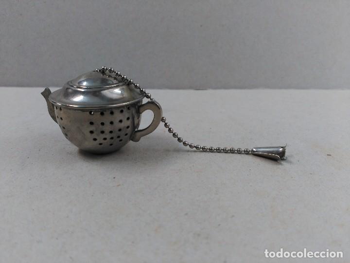 Antig&uuml;edades: COLADOR DE TE EN METAL CON FORMA DE TETERA - Foto 1