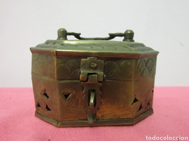 Antig&uuml;edades: Caja lat&oacute;n - Foto 1