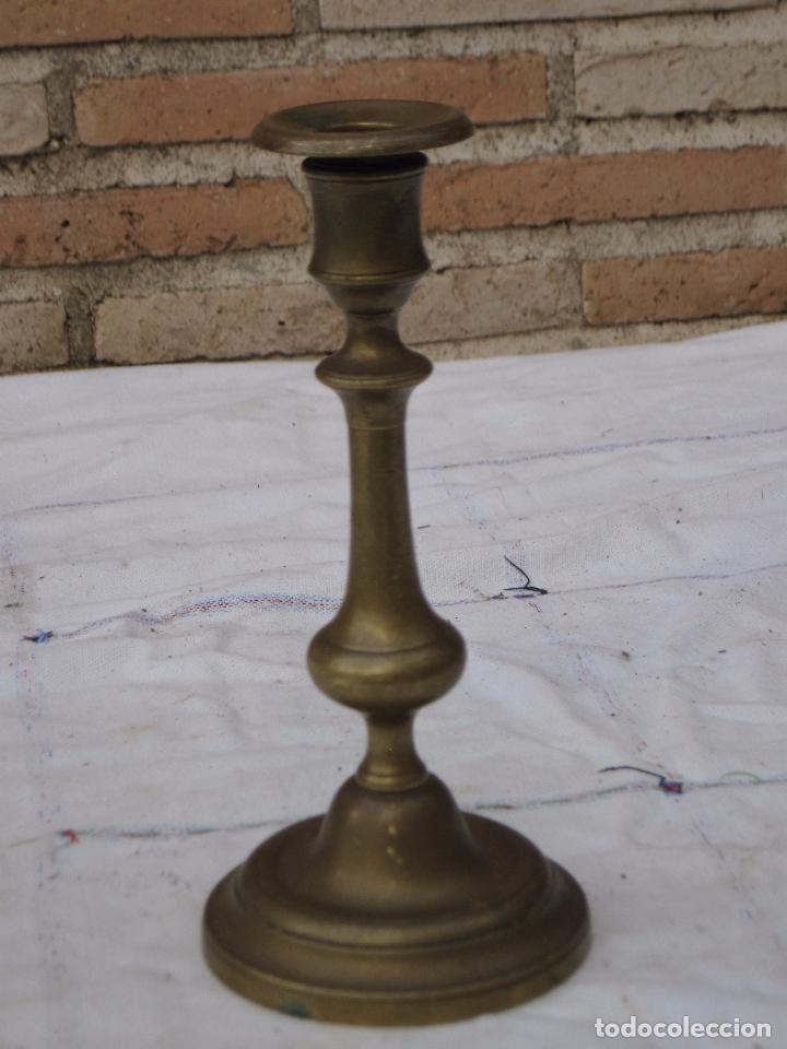 Antig&uuml;edades: CANDELERO ANTIGUO EN BRONCE. - Foto 1