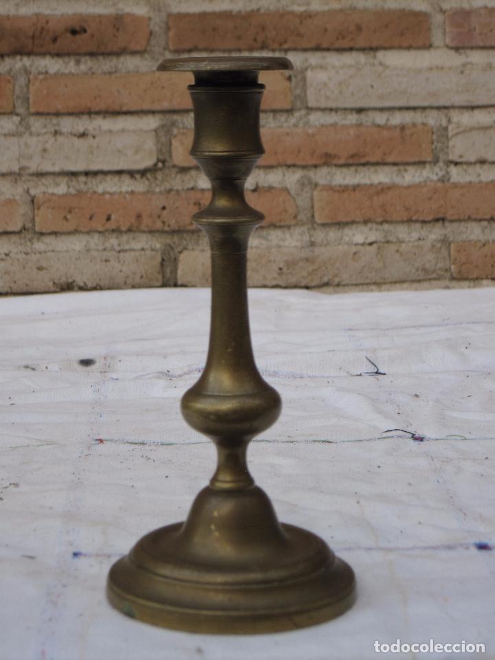 Antig&uuml;edades: CANDELERO ANTIGUO EN BRONCE. - Foto 2