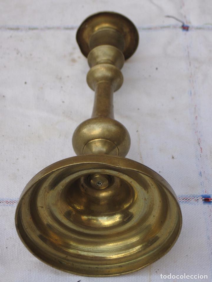Antig&uuml;edades: CANDELERO ANTIGUO EN BRONCE. - Foto 3