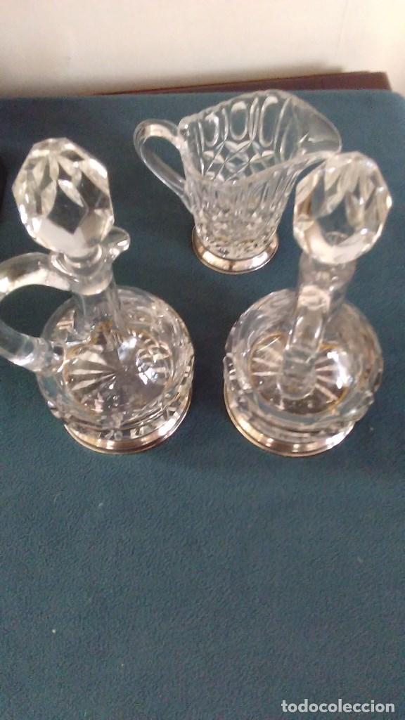 Oggetti Antichi: Antiguas vinagreras y jarrita de cristal tallado y pie de plata con dos contrastes