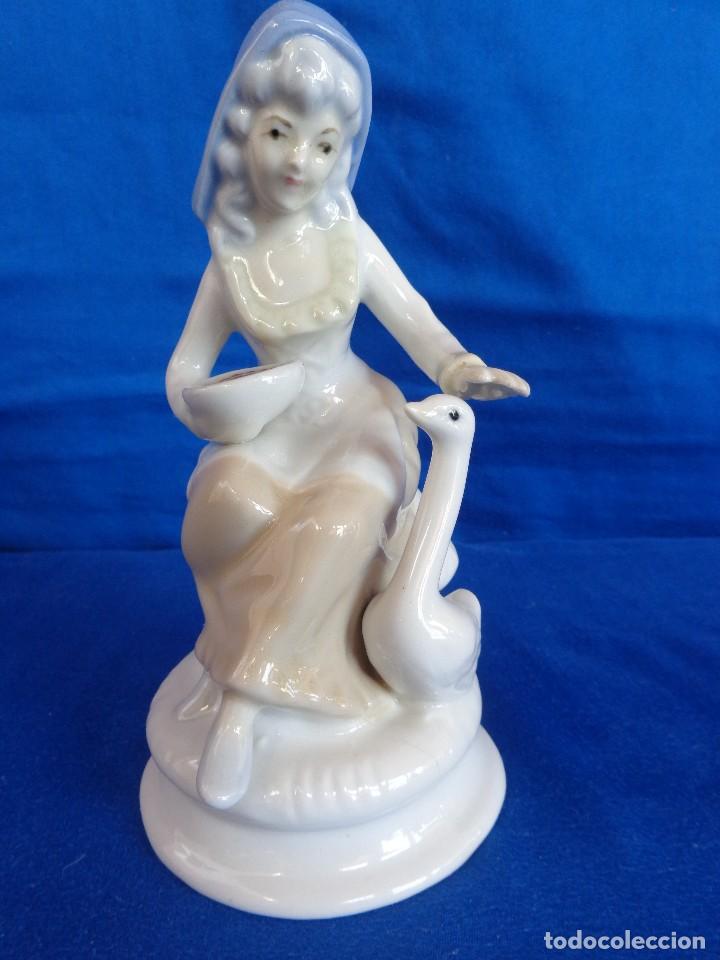 Antig&uuml;edades: BONITA FIGURA EN PORCELANA MUJER Y PATO, SIN MARCA ALGUNA MIDE UNOS 17 CM, VER FOTOS!!