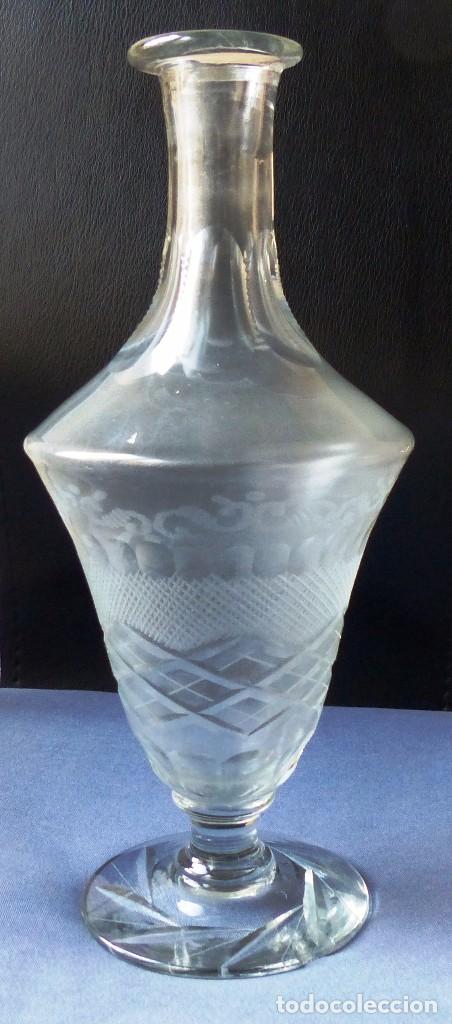 Antig&uuml;edades: BOTELLA PARA AGUA DE CRISTAL TALLADO