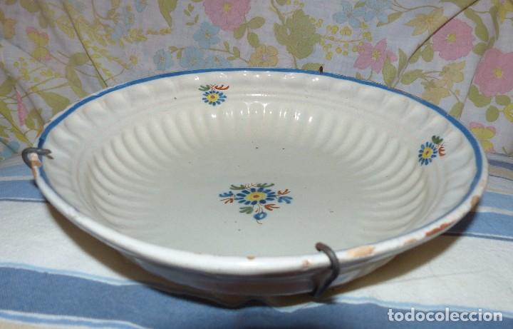 Antig&uuml;edades: PLATO HONDO DE ALCORA SIGLO XVIII