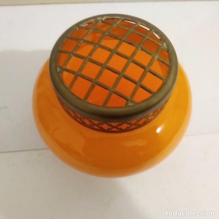 Antig&uuml;edades: Antiguo florero en opalina naranja - Foto 1
