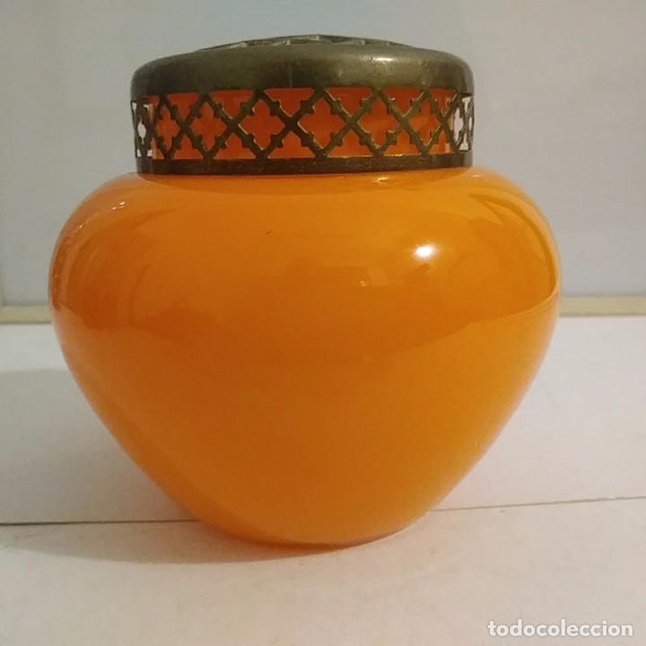 Antig&uuml;edades: Antiguo florero en opalina naranja - Foto 2