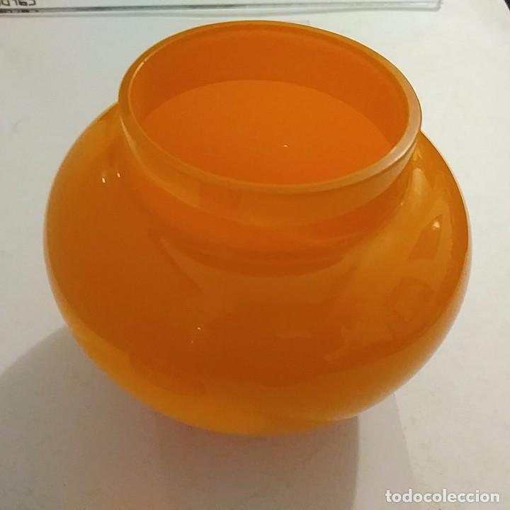 Antig&uuml;edades: Antiguo florero en opalina naranja - Foto 5
