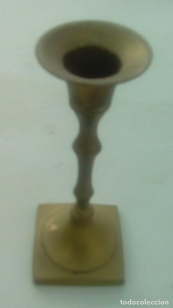 Antig&uuml;edades: antiguo candelabro portavelas bronce - Foto 1