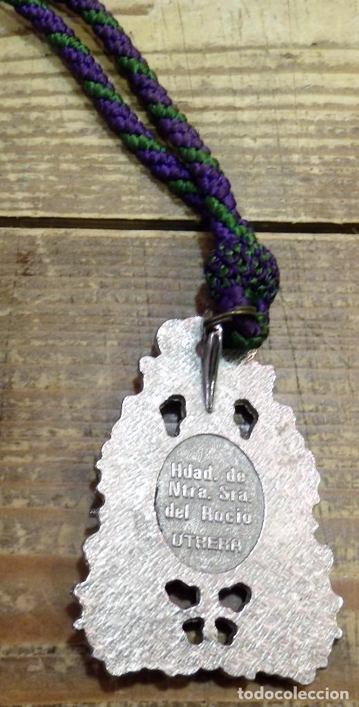 Antig&uuml;edades: MEDALLA CON CORDON DE LA HERMANDAD DEL ROCIO DE UTRERA - Foto 2