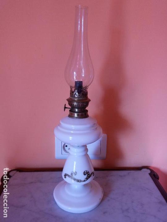 Antig&uuml;edades: Antiguo quinqu&eacute; en opalina blanca - Foto 1