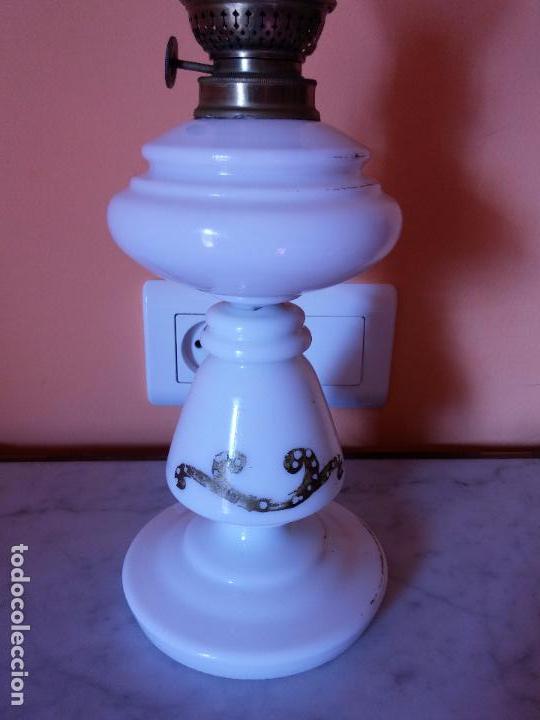Antig&uuml;edades: Antiguo quinqu&eacute; en opalina blanca - Foto 2