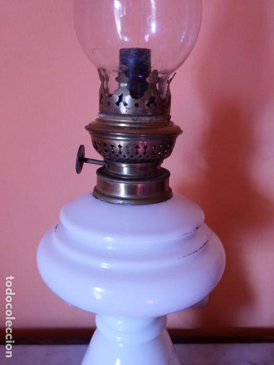 Antig&uuml;edades: Antiguo quinqu&eacute; en opalina blanca - Foto 3