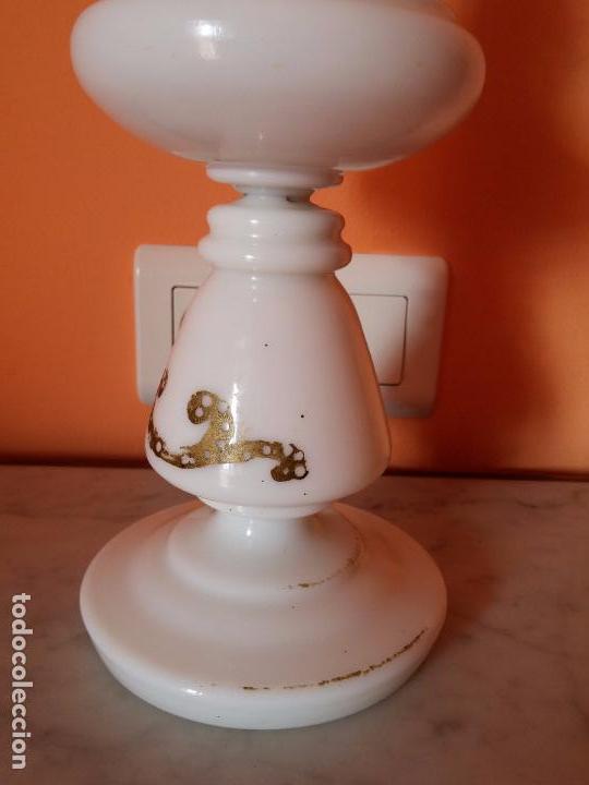 Antig&uuml;edades: Antiguo quinqu&eacute; en opalina blanca - Foto 4
