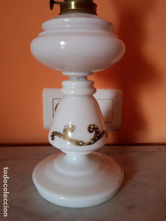 Antig&uuml;edades: Antiguo quinqu&eacute; en opalina blanca - Foto 6