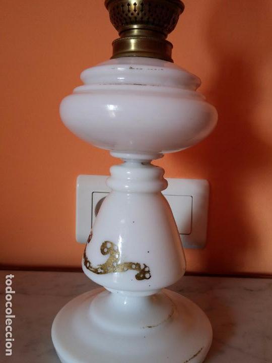 Antig&uuml;edades: Antiguo quinqu&eacute; en opalina blanca - Foto 7
