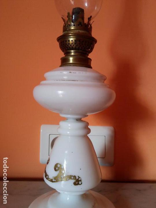 Antig&uuml;edades: Antiguo quinqu&eacute; en opalina blanca - Foto 8