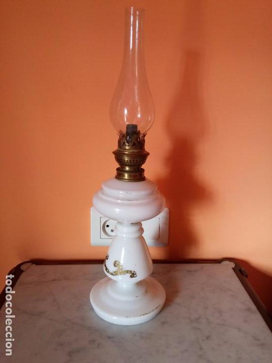 Antig&uuml;edades: Antiguo quinqu&eacute; en opalina blanca - Foto 9