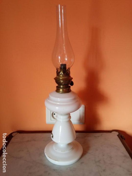 Antig&uuml;edades: Antiguo quinqu&eacute; en opalina blanca - Foto 10