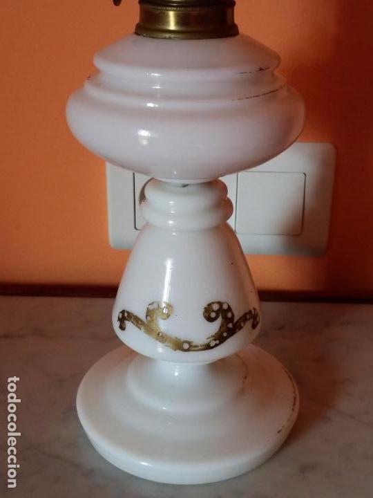 Antig&uuml;edades: Antiguo quinqu&eacute; en opalina blanca - Foto 11