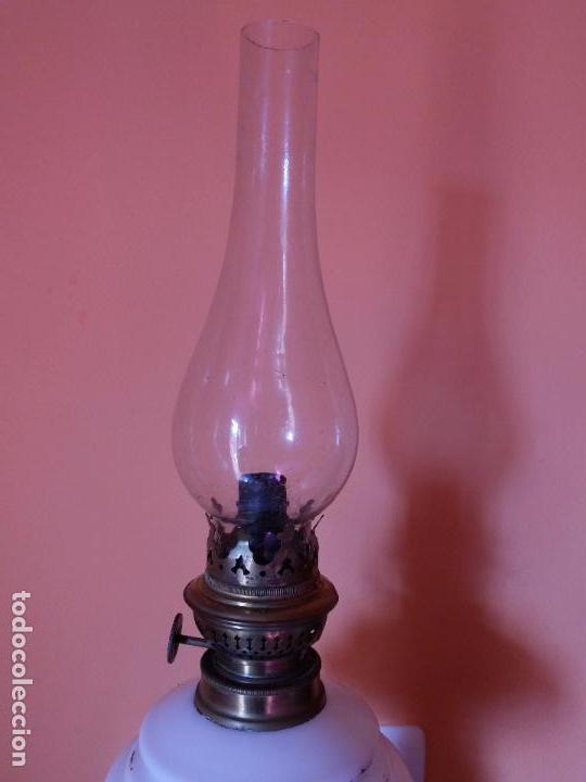 Antig&uuml;edades: Antiguo quinqu&eacute; en opalina blanca - Foto 13