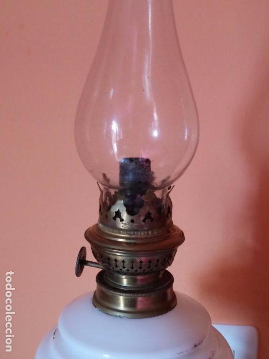 Antig&uuml;edades: Antiguo quinqu&eacute; en opalina blanca - Foto 16