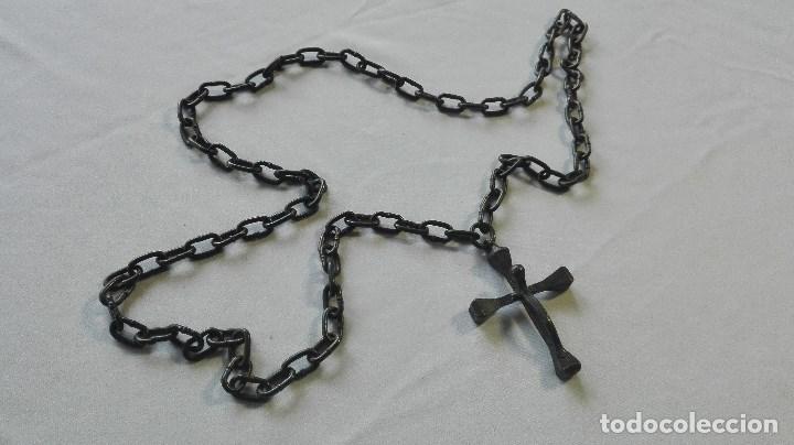 Antig&uuml;edades: CRUCIFIJO DE HIERRO CON CADENA - Foto 1