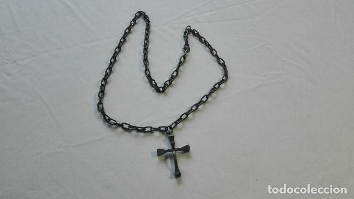 Antig&uuml;edades: CRUCIFIJO DE HIERRO CON CADENA - Foto 2