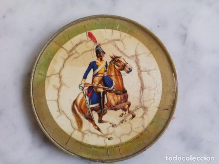Antig&uuml;edades: posavasos con la figura del soldado del regimiento - arcarde - caballeria de linea 1808 -