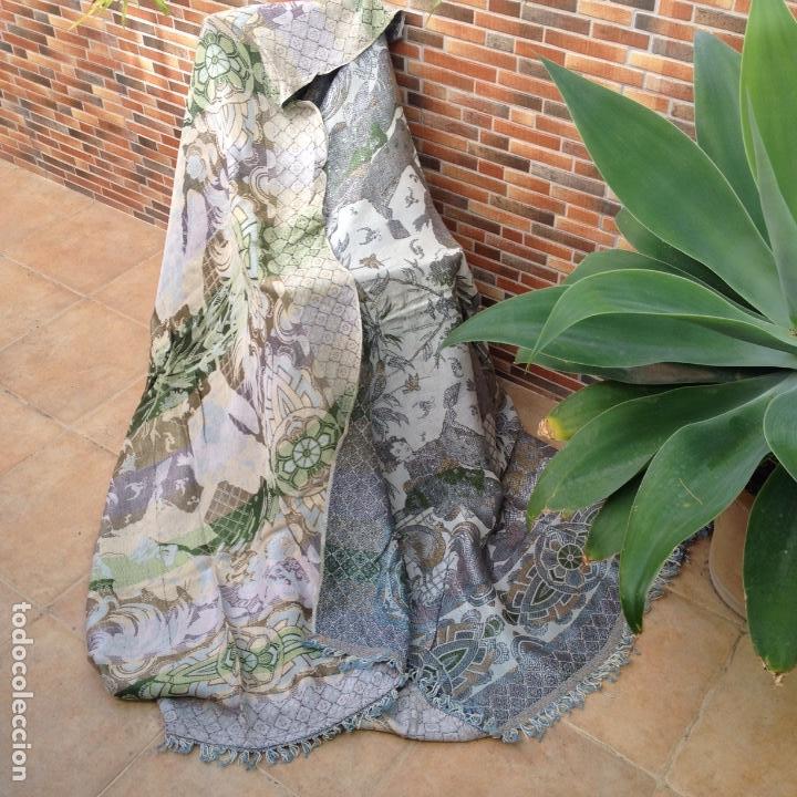 Antig&uuml;edades: Colcha antigua de seda - Foto 1