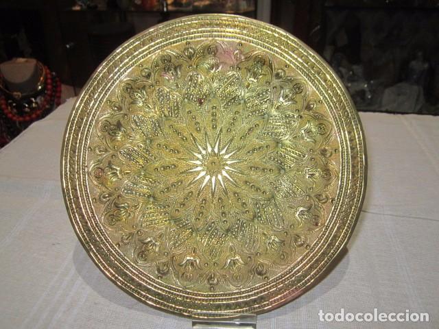 Antig&uuml;edades: Plato de lat&oacute;n repujado. 20 cms. di&aacute;metro. - Foto 1
