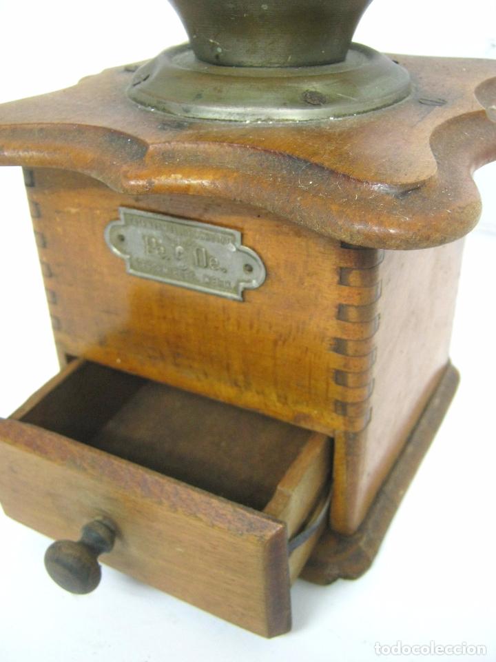 Antiquit&auml;ten: Antiguo molinillo de cafe Peter Dienes - bella caja de madera c.1900