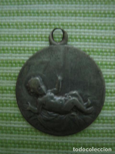 Antig&uuml;edades: Antigua medalla de nacimiento - Foto 1