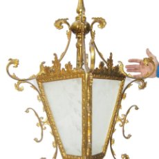 Antigüedades: GRAN LAMPARA ANTIGUA CIRCA 1920 FAROL ANTIGUO EN BRONCE DORADO Y CRISTAL TALLADO RESTAURADO . Lote 106585111