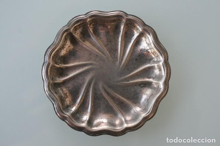 Antiquit&eacute;s: ANTIGUA BANDEJITA BANDEJAS EN MINITURA DE METAL SELLO GRABADO ALPADUR DIAMETRO 6,2 CM