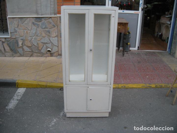 Antig&uuml;edades: VITRINA DE M&Eacute;DICO - Foto 1