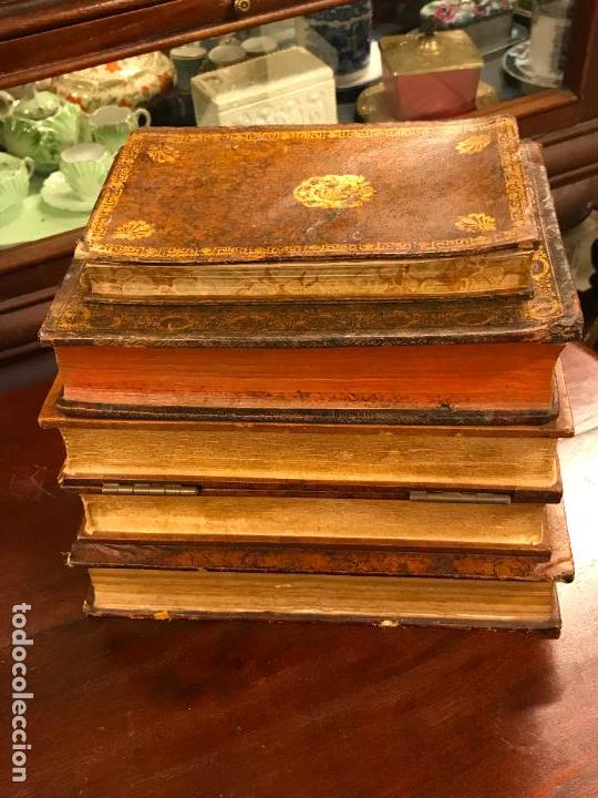 Antig&uuml;edades: ORIGINAL&Iacute;SIMA LICORERA DE MESA EN FORMA DE LIBROS - Foto 2