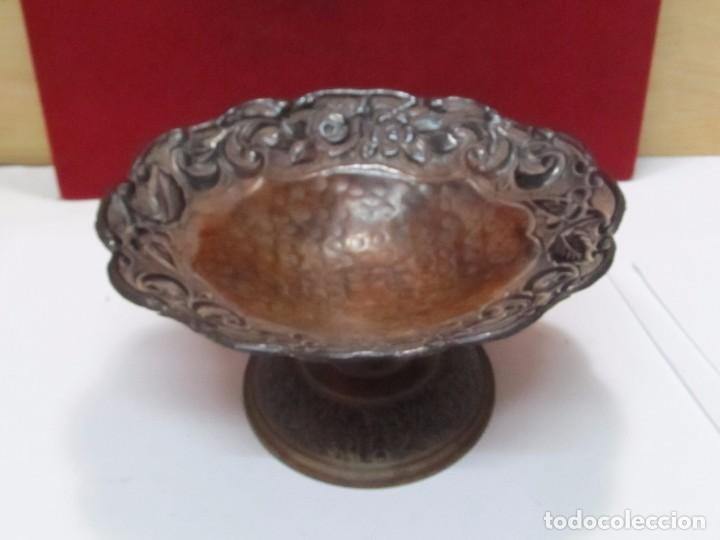 Antig&uuml;edades: CENTRO DE MESA DE BRONCE CON DETALLES EN RELIEVE - Foto 1