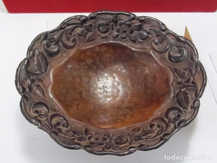 Antig&uuml;edades: CENTRO DE MESA DE BRONCE CON DETALLES EN RELIEVE - Foto 2