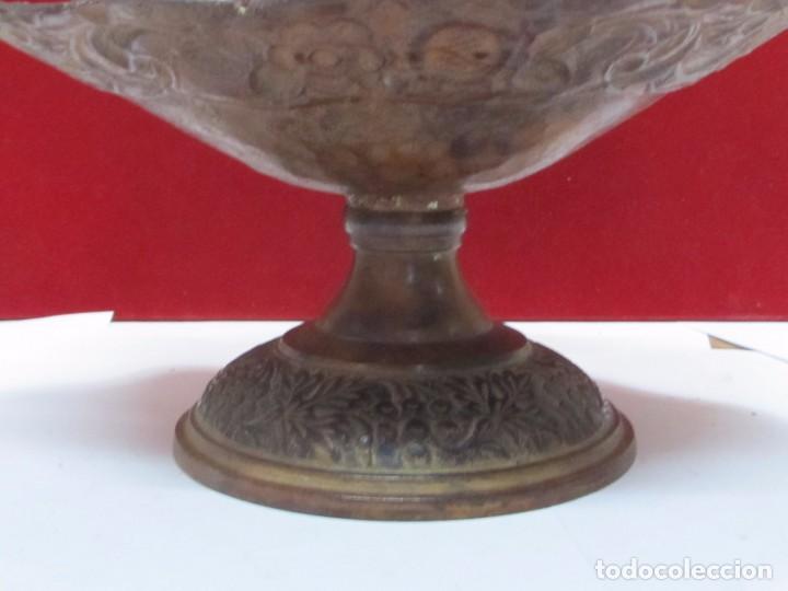 Antig&uuml;edades: CENTRO DE MESA DE BRONCE CON DETALLES EN RELIEVE - Foto 3