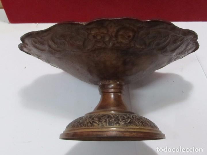 Antig&uuml;edades: CENTRO DE MESA DE BRONCE CON DETALLES EN RELIEVE - Foto 4