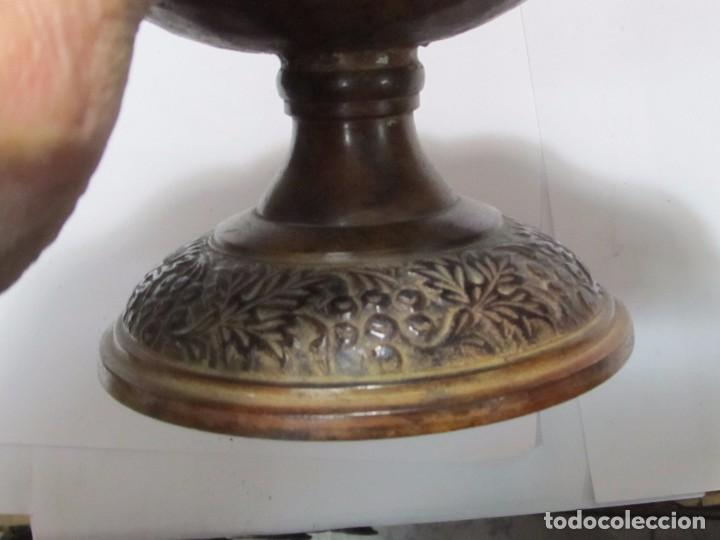 Antig&uuml;edades: CENTRO DE MESA DE BRONCE CON DETALLES EN RELIEVE - Foto 5