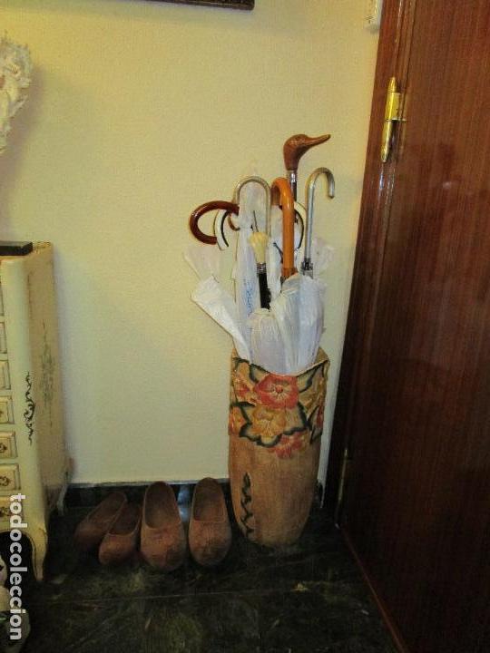 Antig&uuml;edades: PARAGUERO BASTONERO TALLADO EN MADERA MACIZA