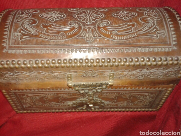 Antig&uuml;edades: ANTIGUO BAUL EN CUERO REPUJADO - Foto 1